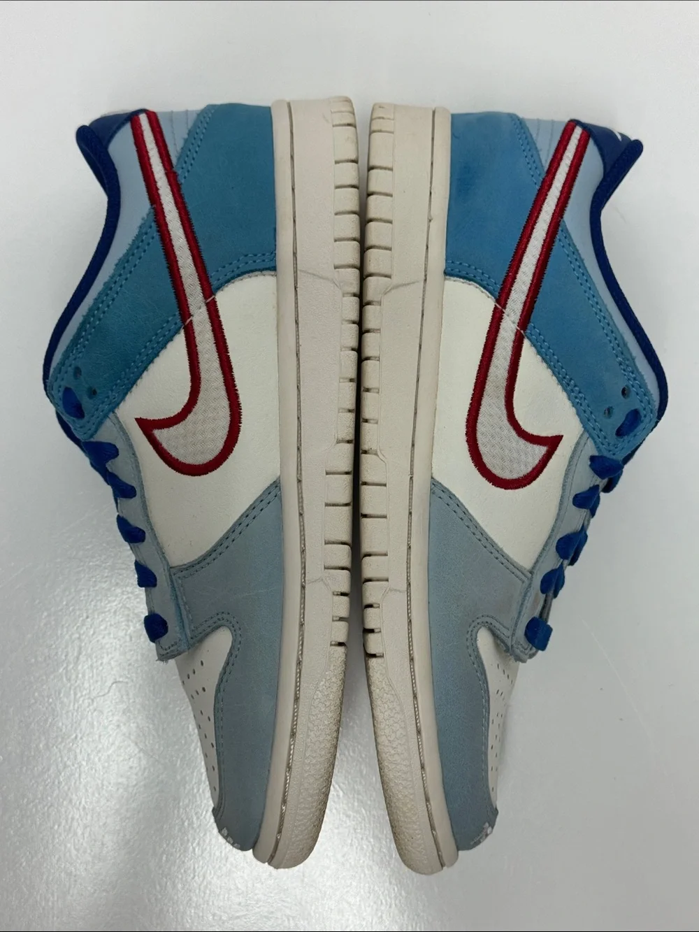 Nike Kids Low-Top Sneakers in White, Light Blue, Navy & Red